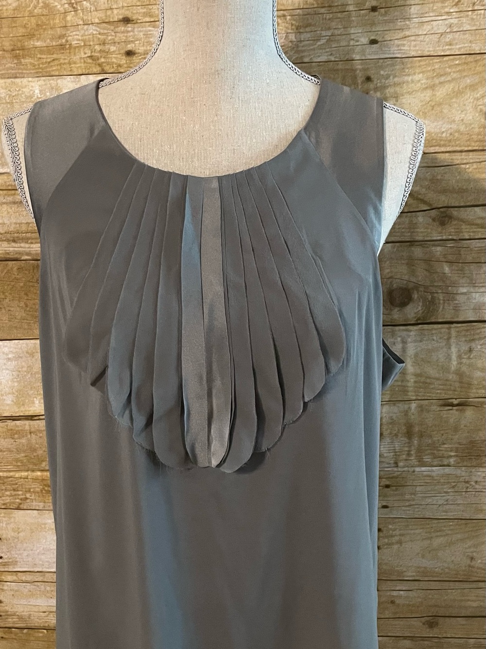 XL Banana Republic Gray Pleated Sleeveless Blouse